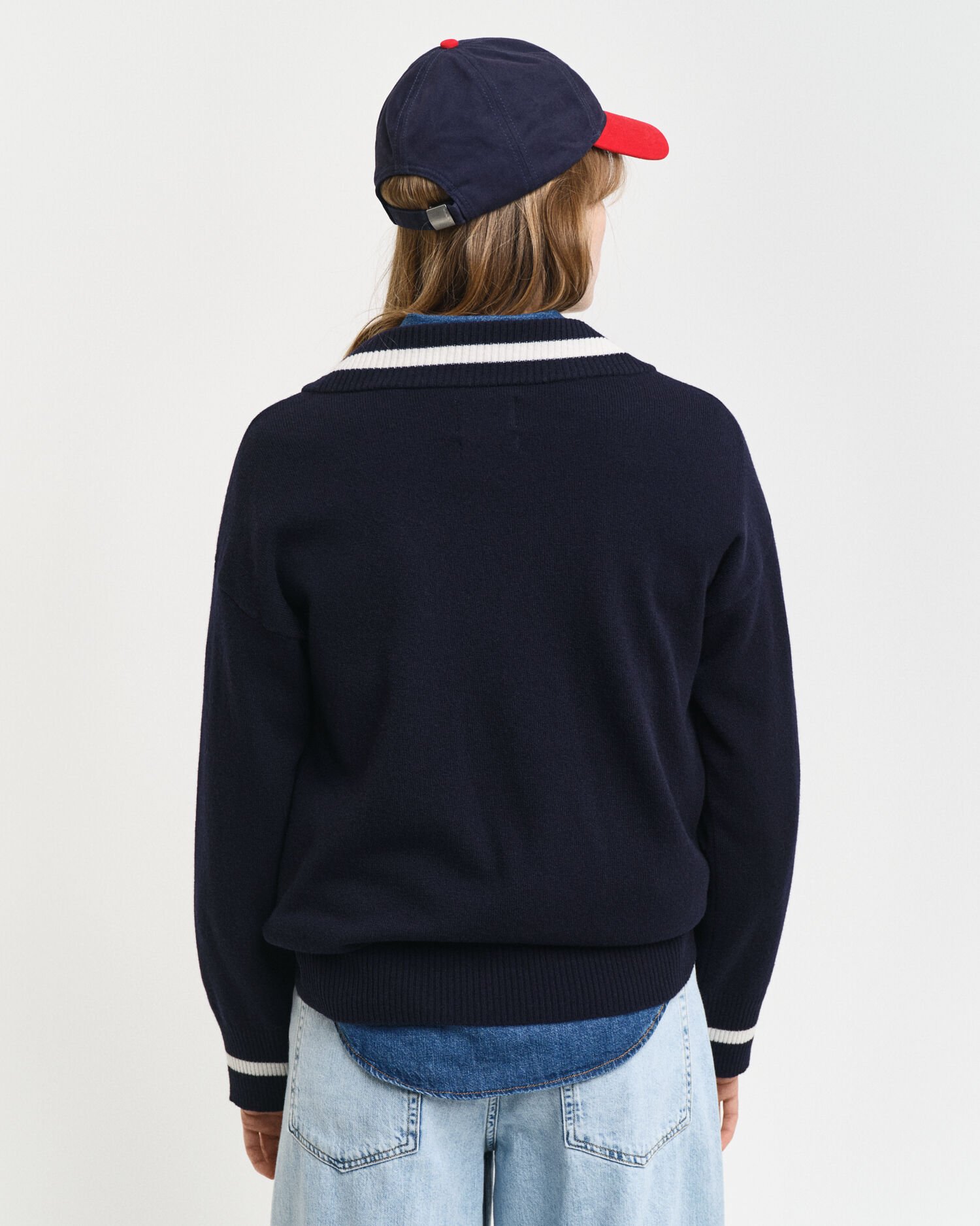 Pullover com decote em V em lã extrafina Contrast