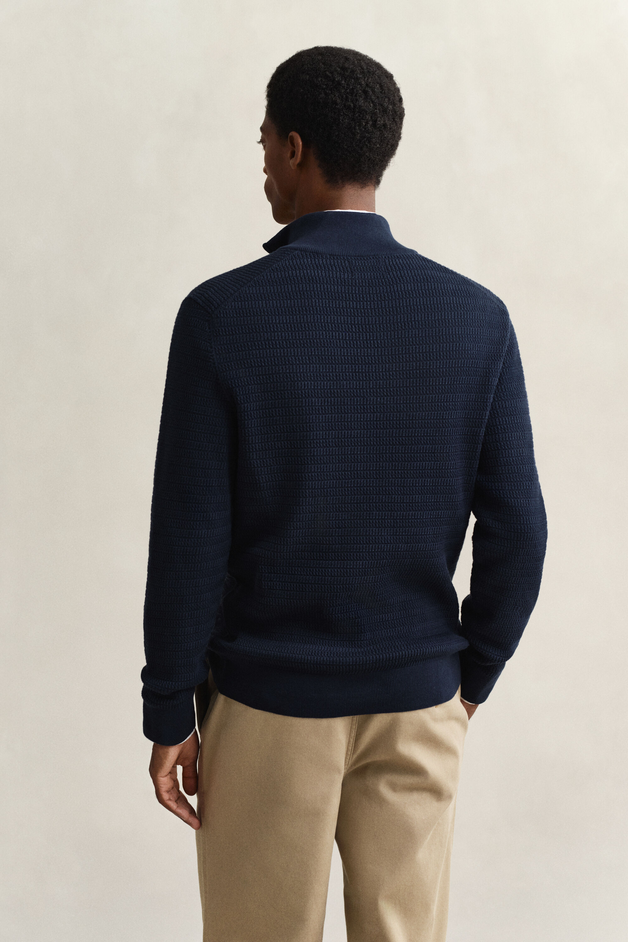 Camisola em mini malha entrançada com meio fecho de correr