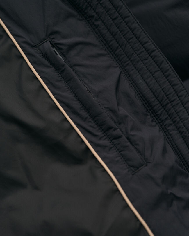 Blus&atilde;o de penas curto