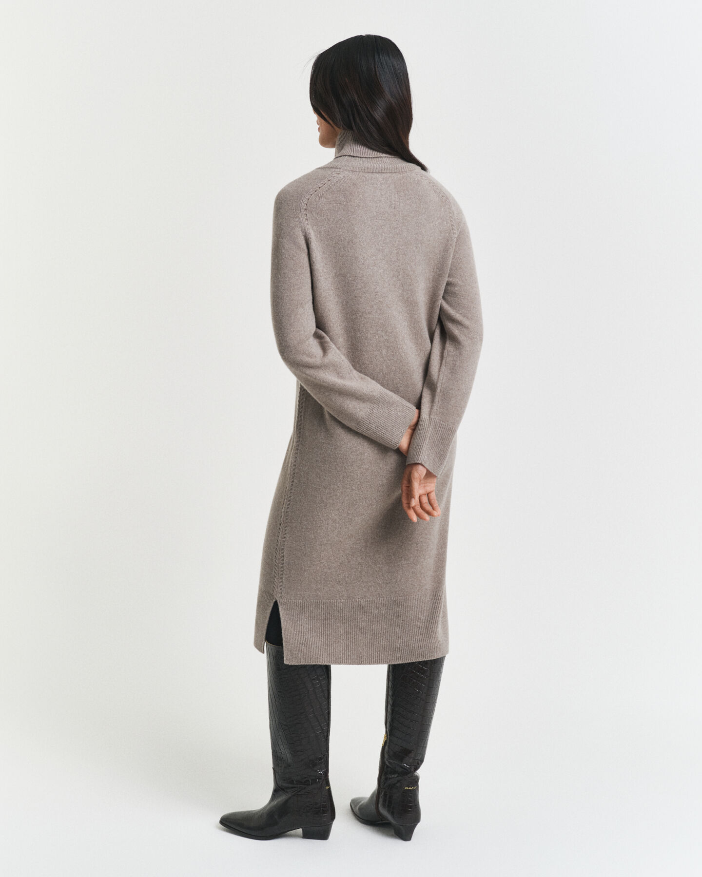 Vestido com gola alta e detalhe de malha