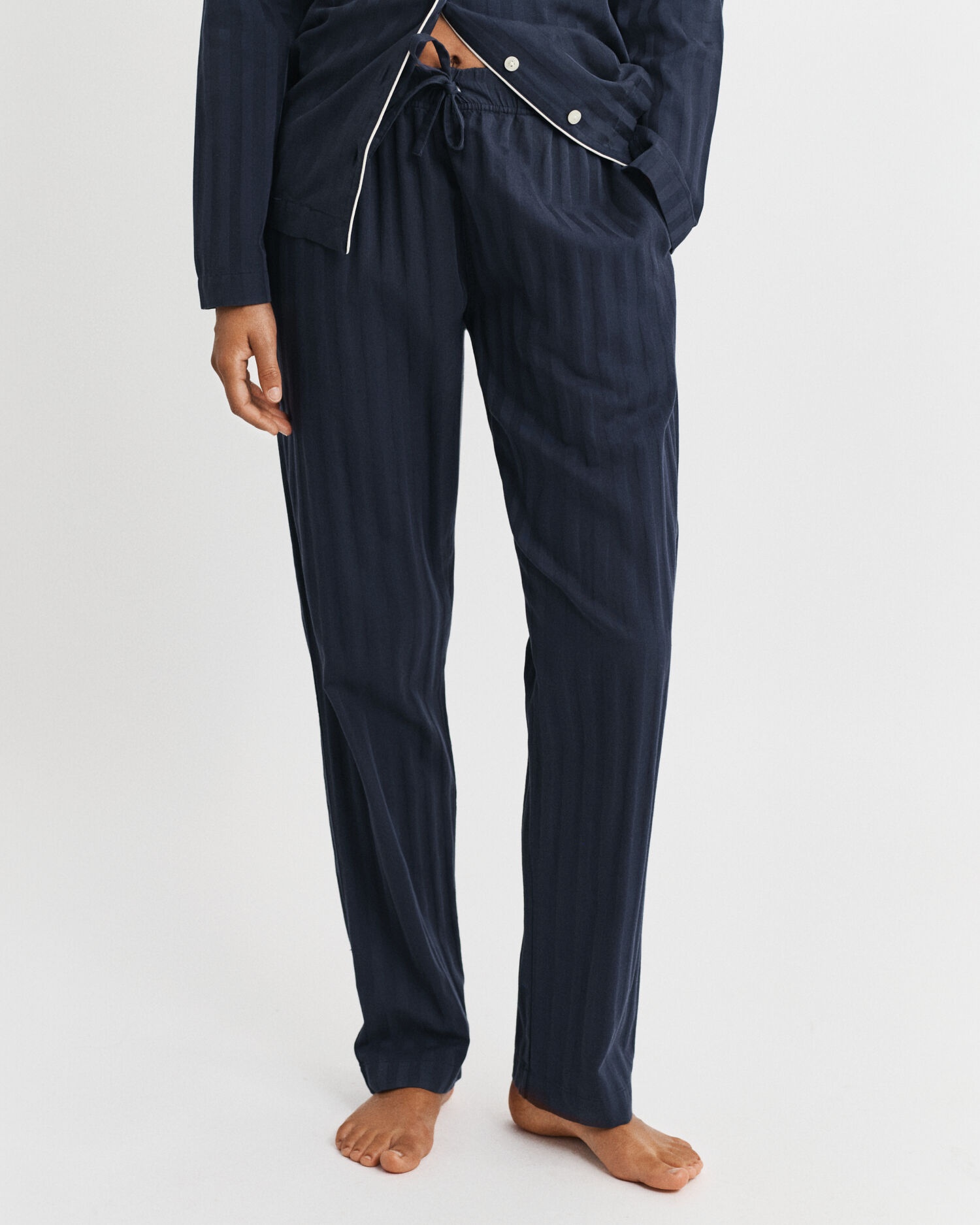 Caixa de presente com pijama em cetim às riscas