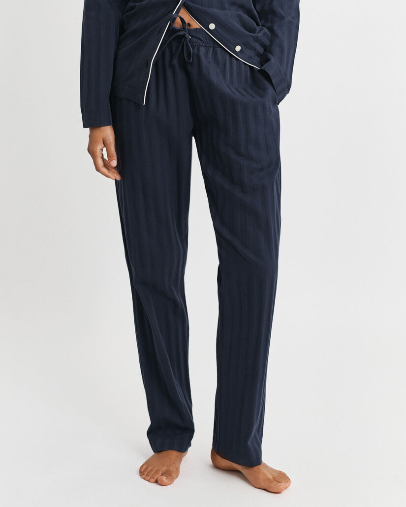 Caixa de presente com pijama em cetim às riscas