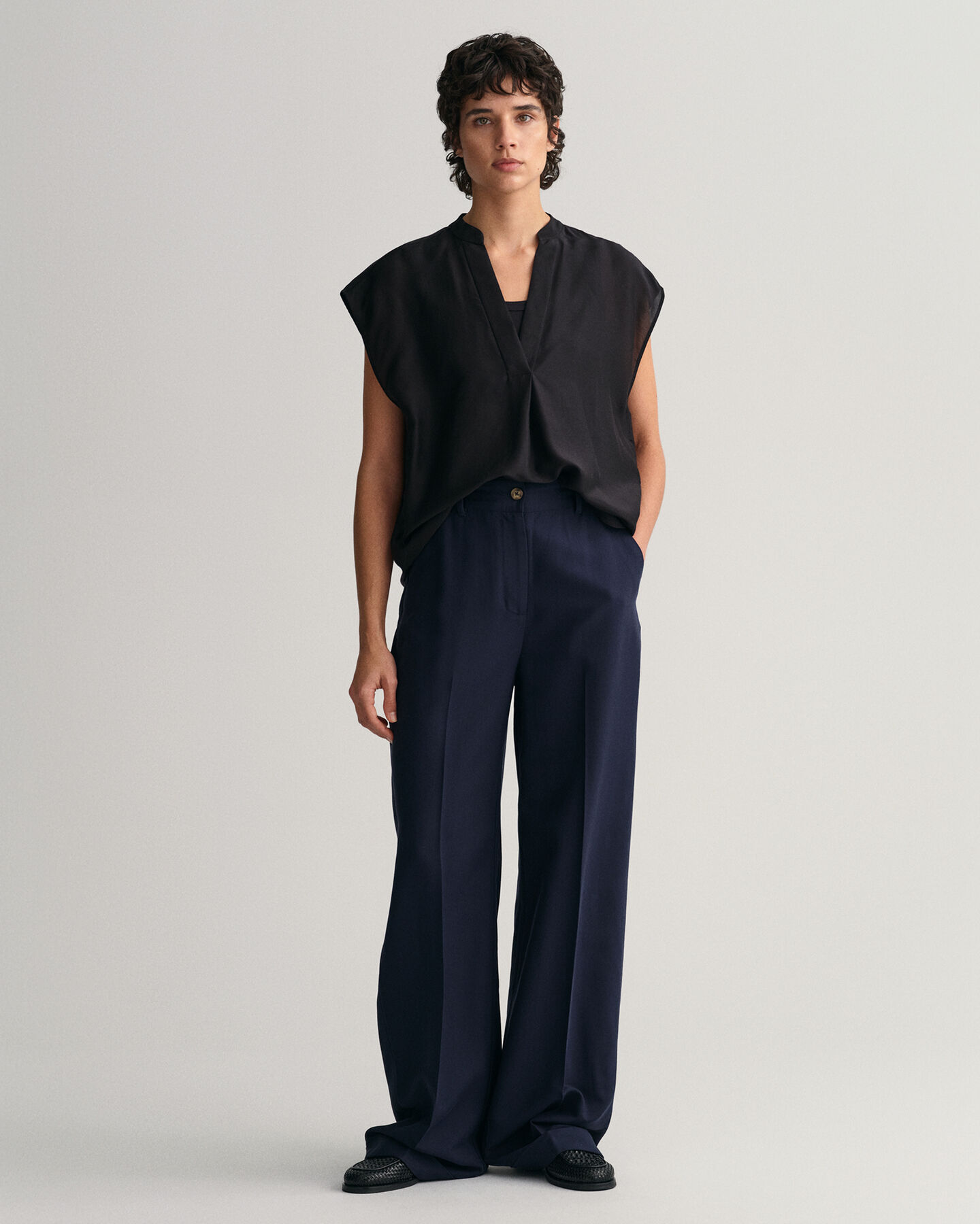 Blusa sem mangas com gola estilo mao