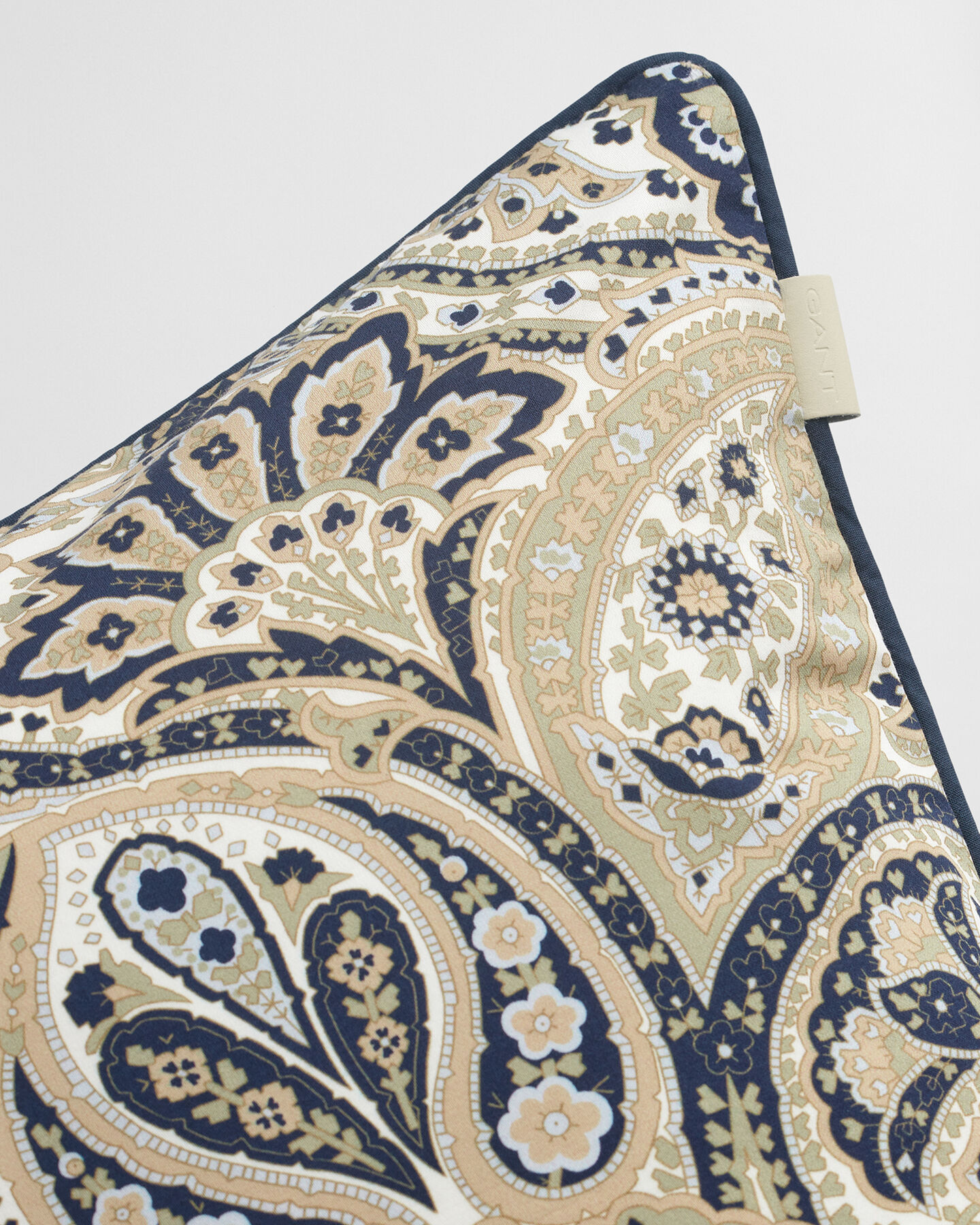 Capa de almofada acetinada com padrão Paisley