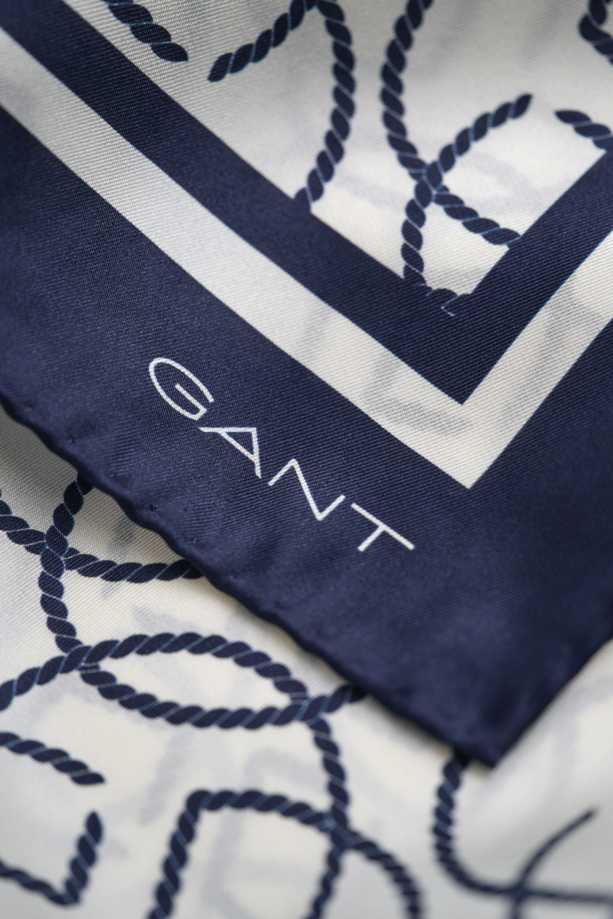 Lenço em seda Monogram