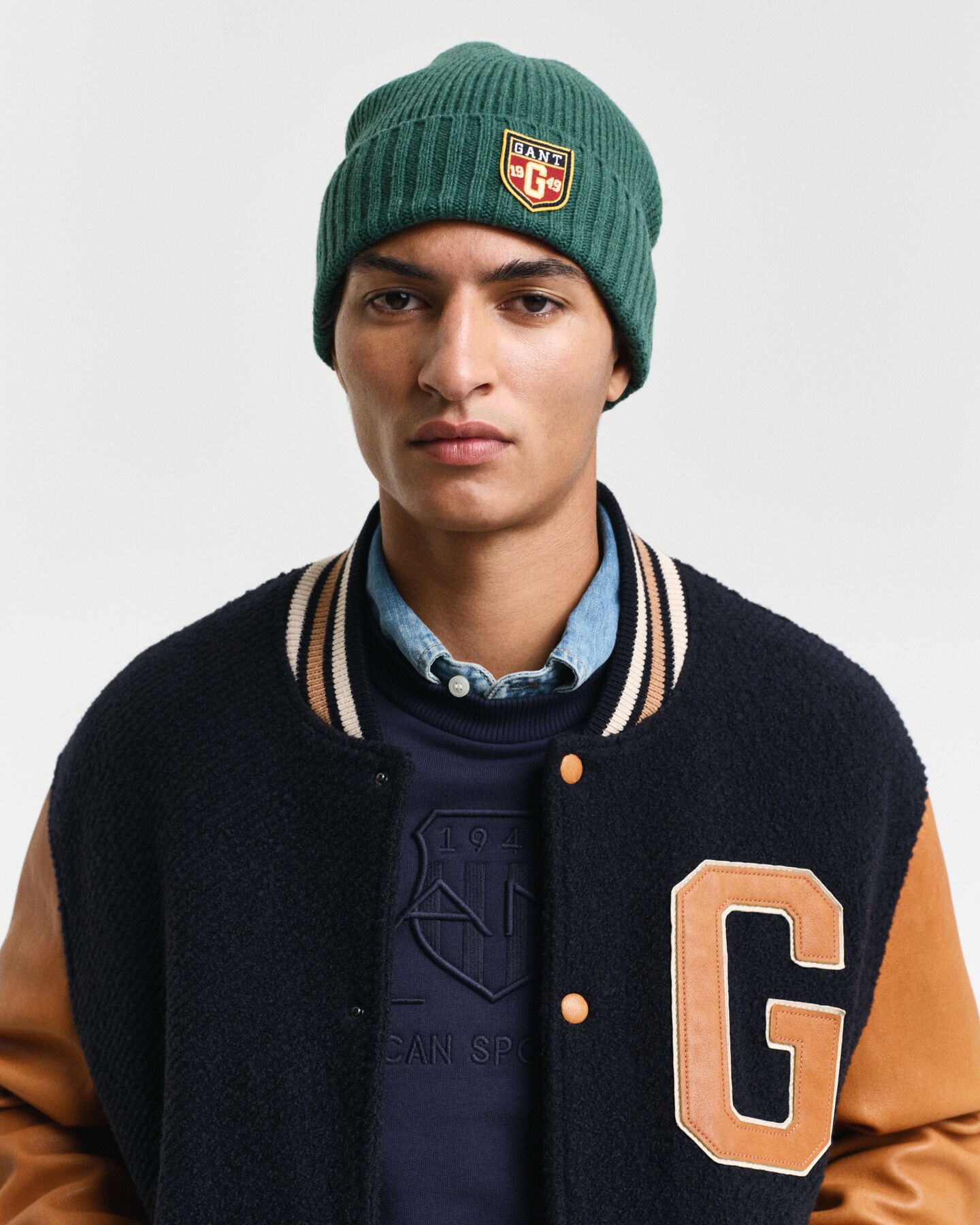 Gorro em lã com emblema