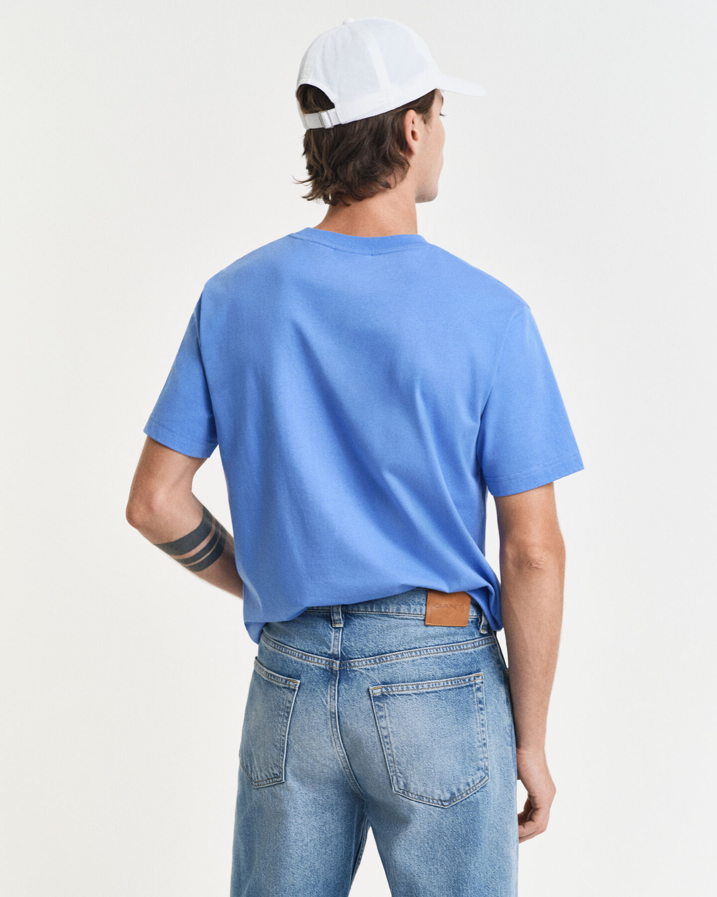 T-shirt com grafismo pequeno