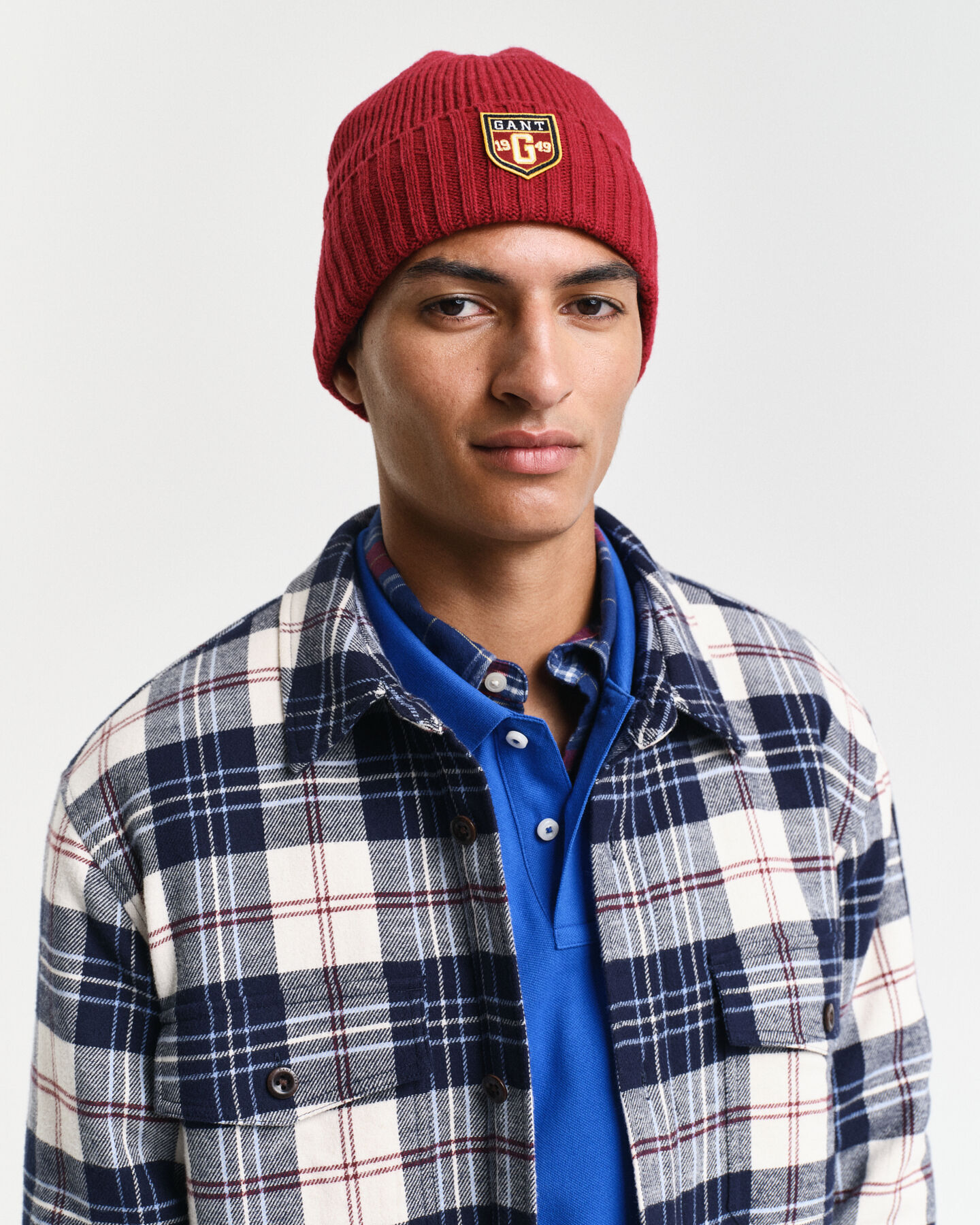 Gorro em lã com emblema