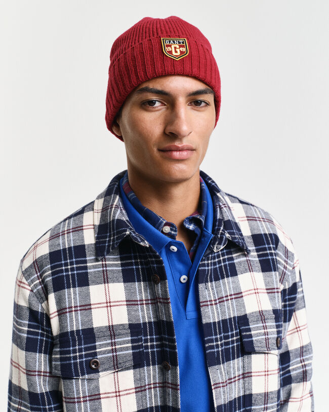 Gorro em lã com emblema