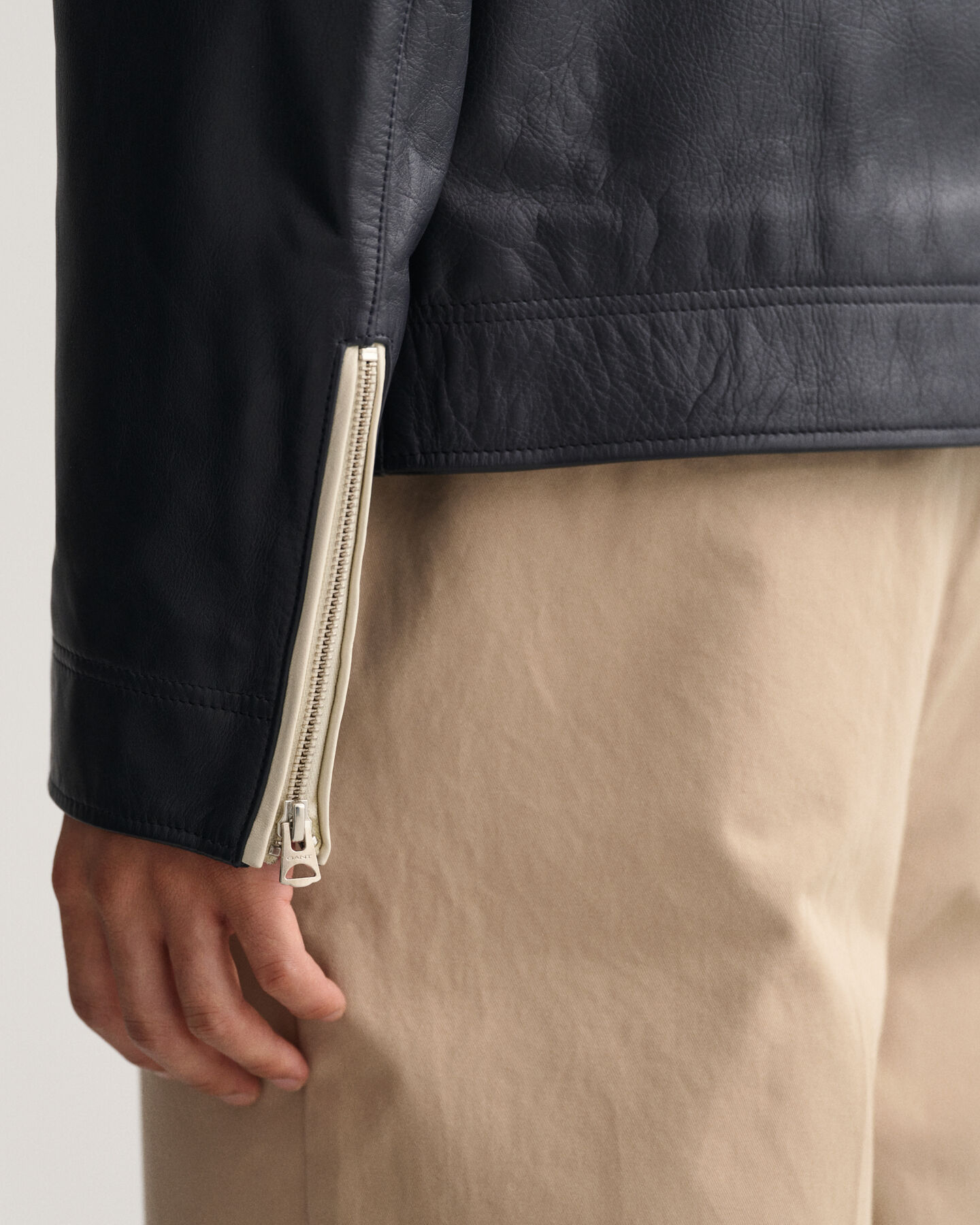 Blus&atilde;o em pele curto