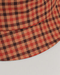 Chapéu com padrão de xadrez