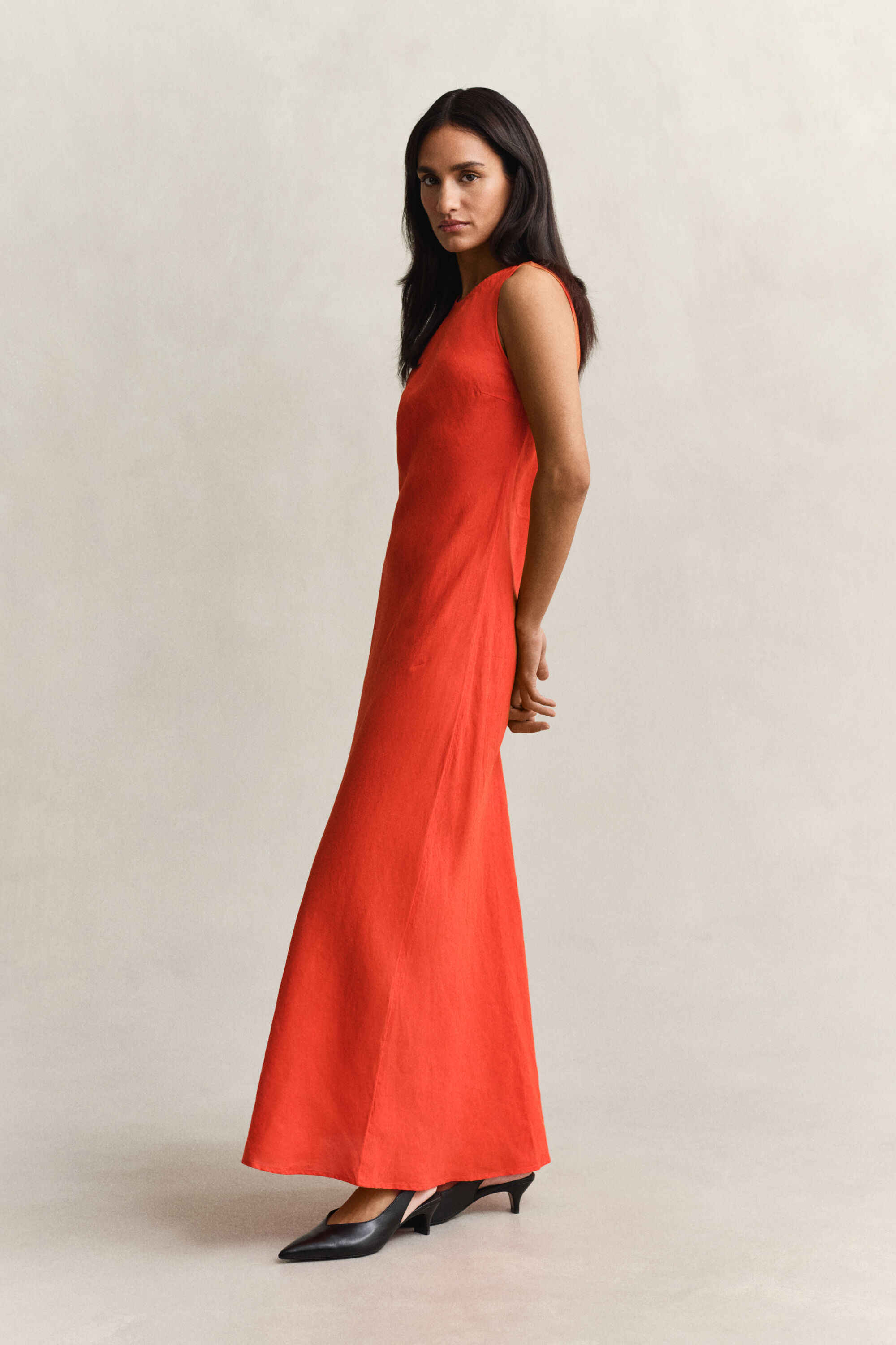 Vestido médio em linho com corte enviesado