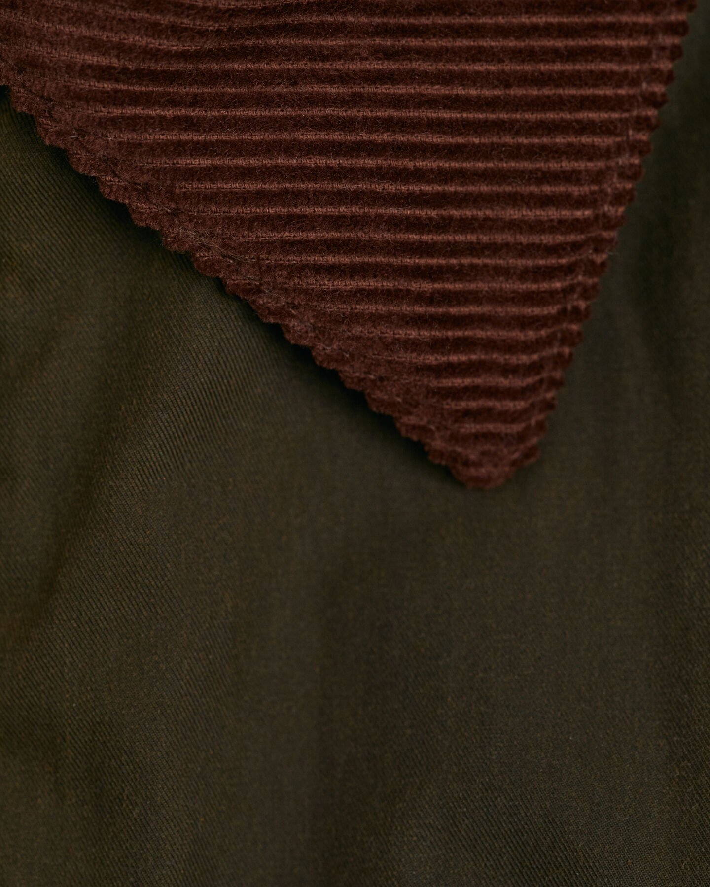 Casaco de comprimento médio com acabamento encerado