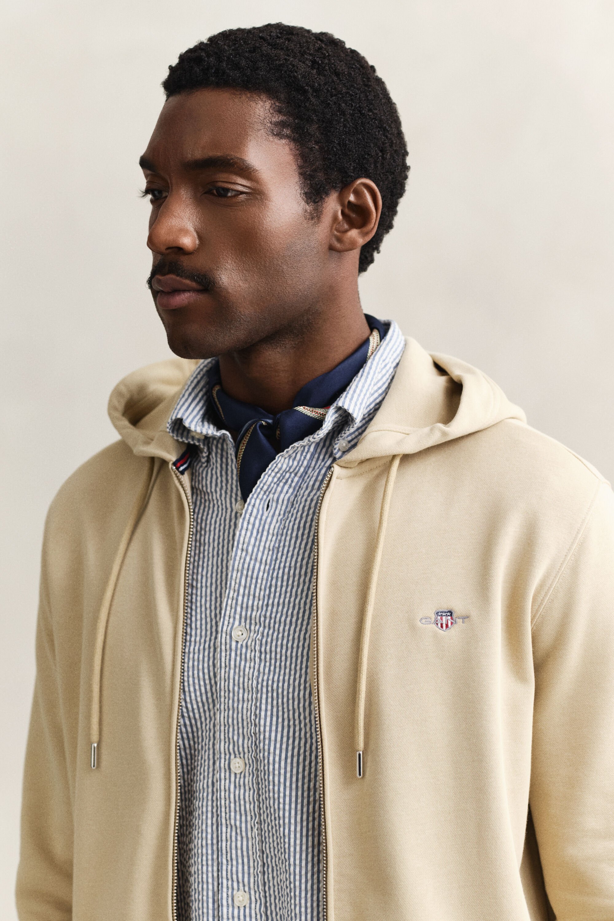 Sweatshirt com capuz e fecho Shield