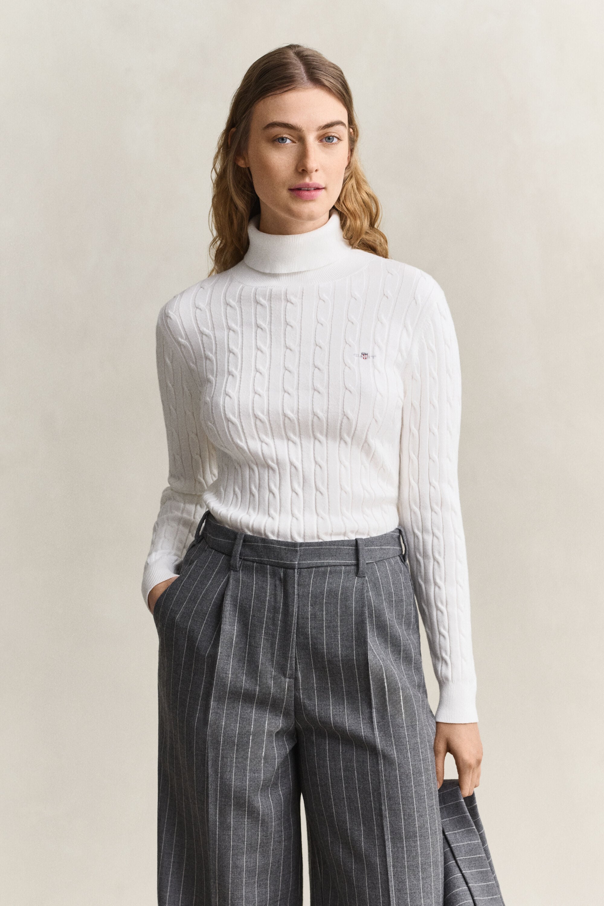 Camisola de gola alta em malha entrançada de algodão com elastano