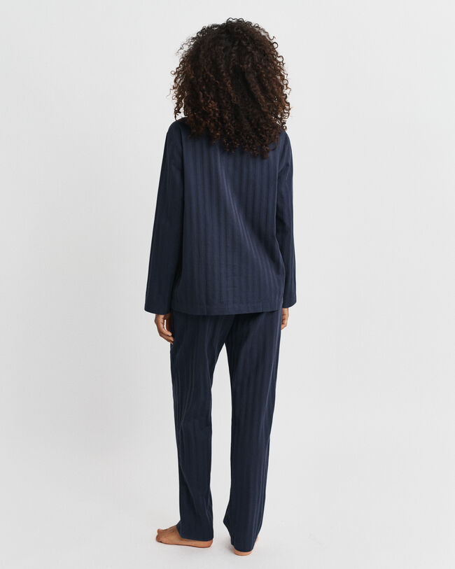 Caixa de presente com pijama em cetim às riscas