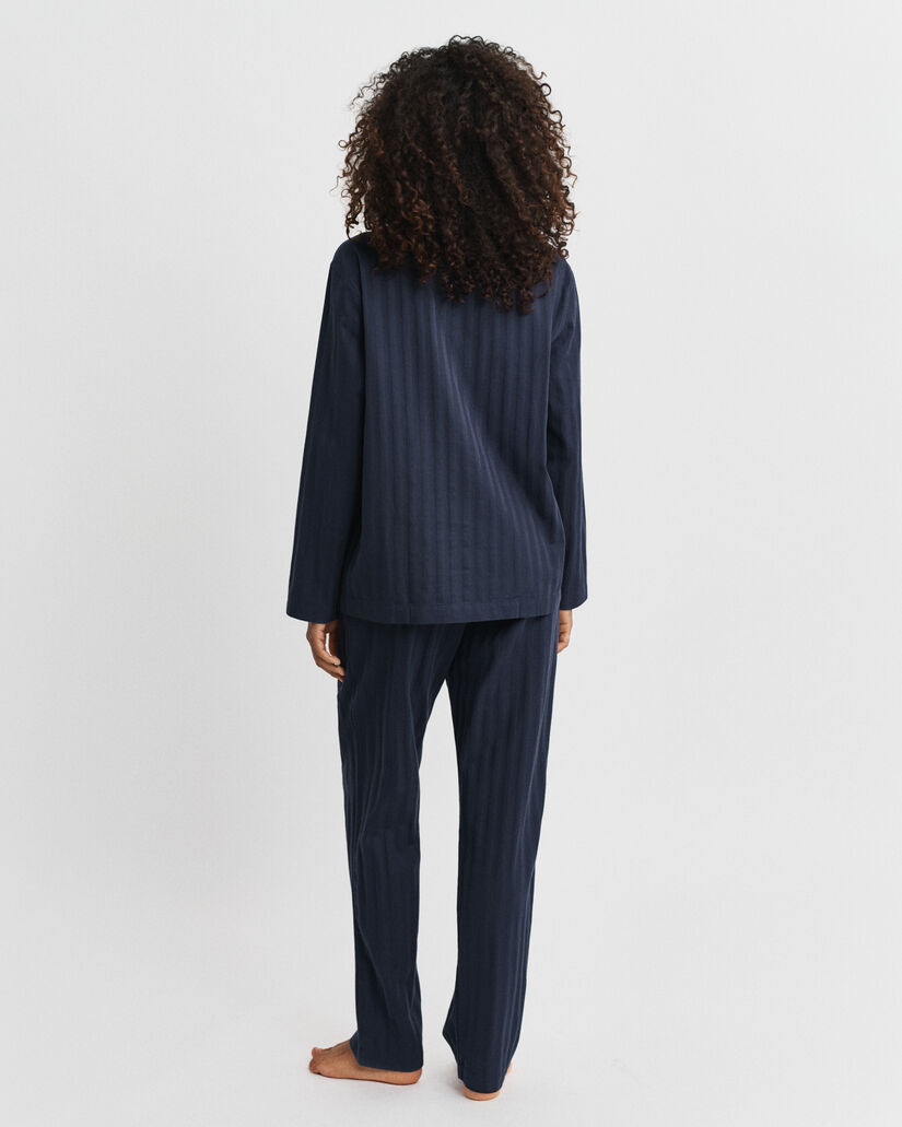 Caixa de presente com pijama em cetim às riscas