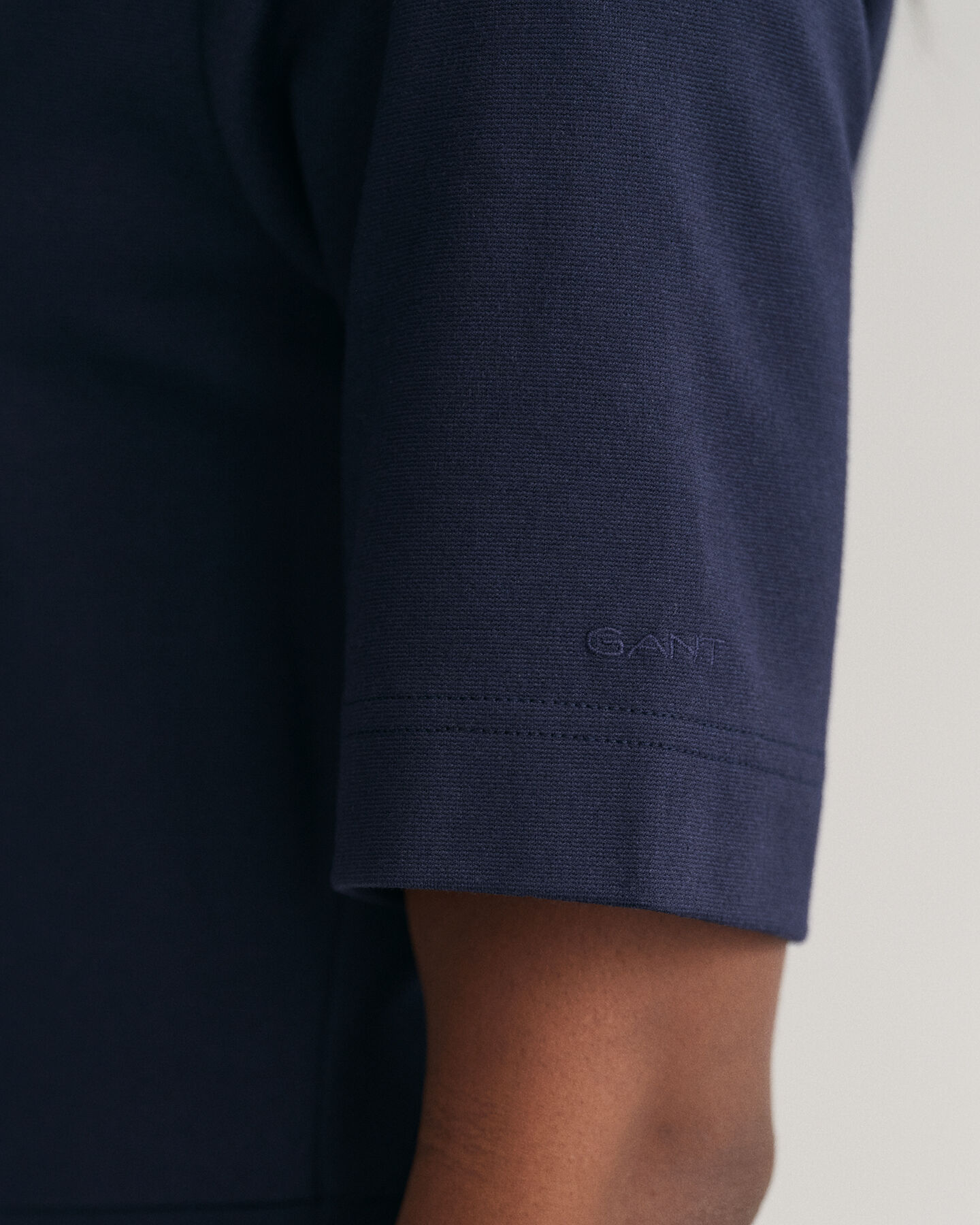 Vestido com decote redondo de manga curta evas&ecirc;