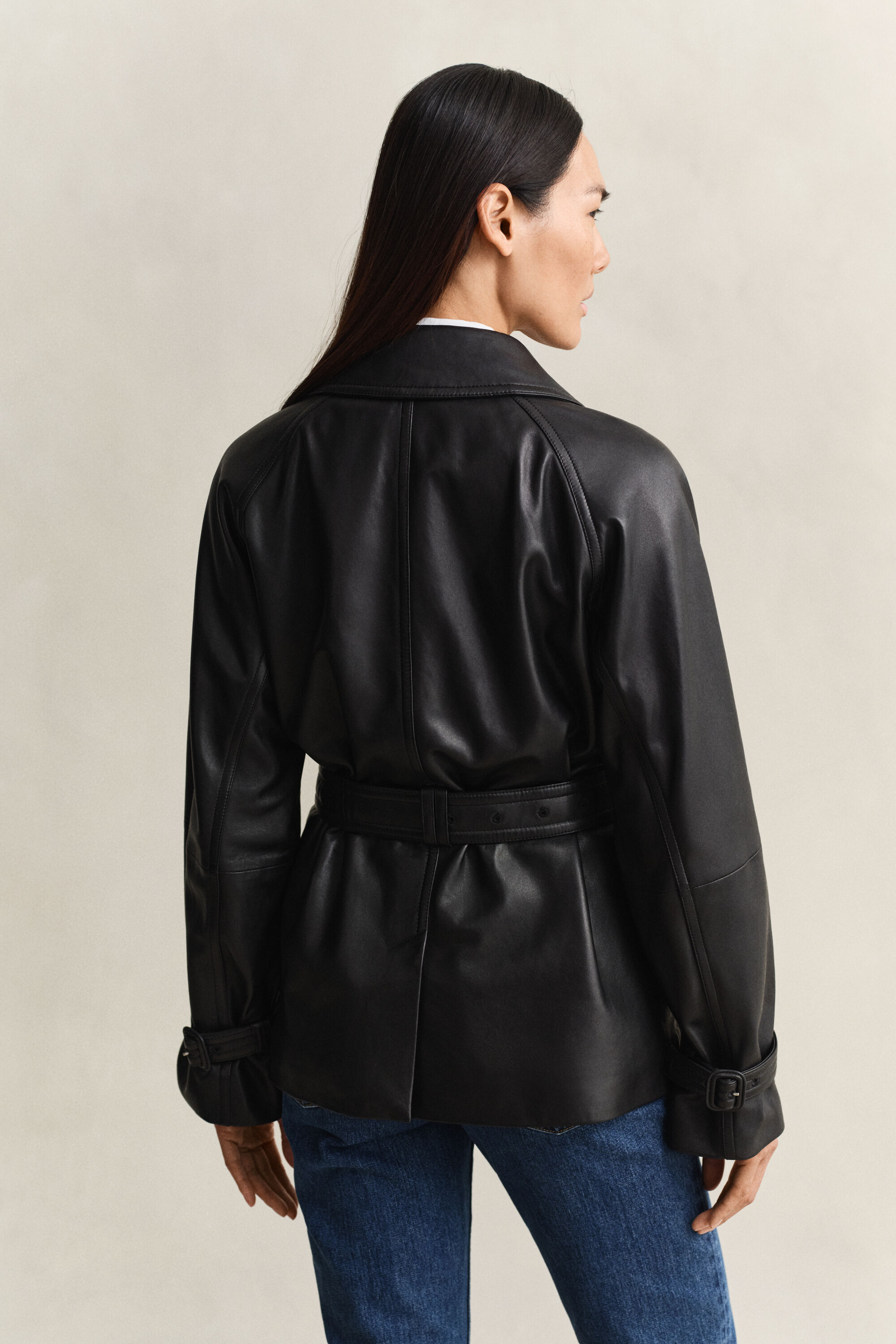 Gabardina curta em pele