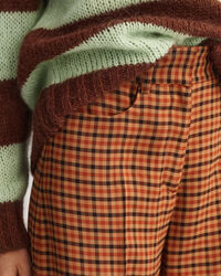 Calças com padrão de xadrez grande e cintura subida