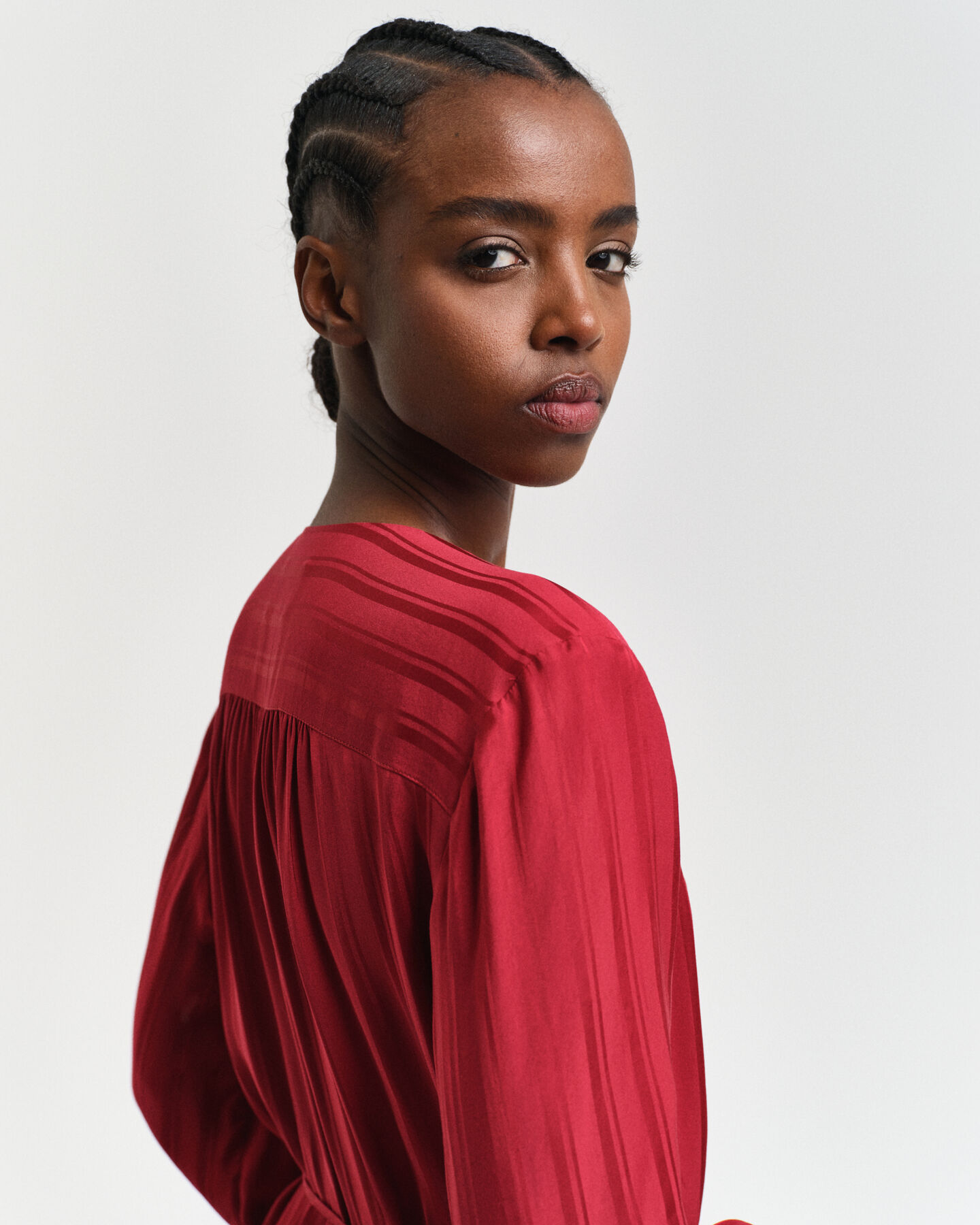 Vestido-camisa em cetim &agrave;s riscas