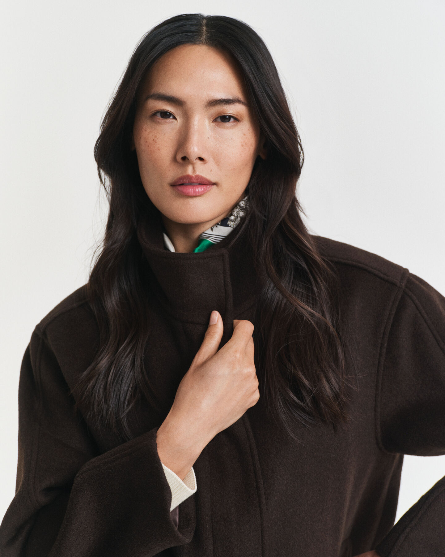 Casaco curto em lã com fecho de correr