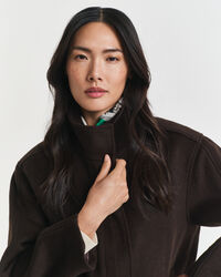 Casaco curto em lã com fecho de correr