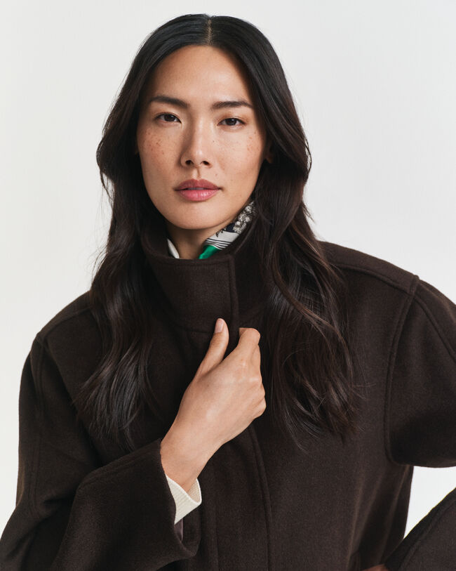 Casaco curto em lã com fecho de correr