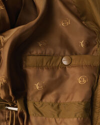 Blusão de penas com comprimento médio