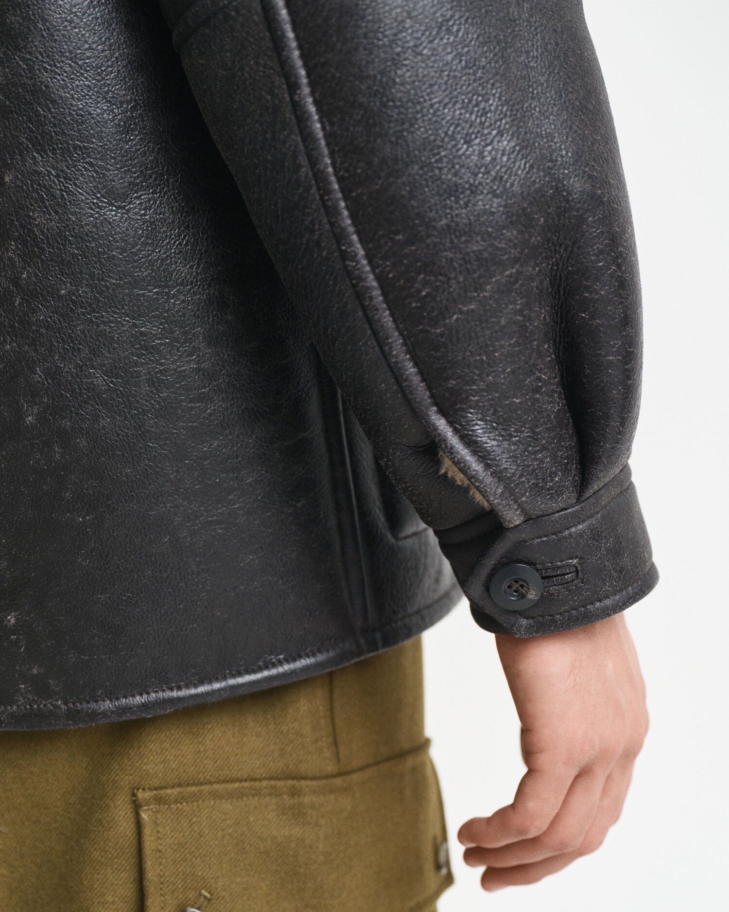 Casaco em pele e lã de bezerro com efeito envelhecido