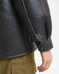 Casaco em pele e lã de bezerro com efeito envelhecido