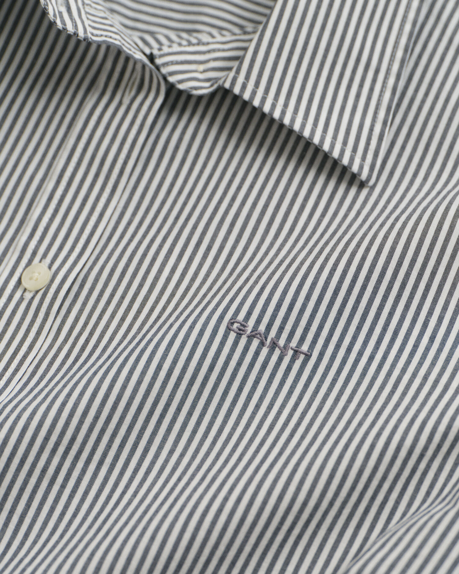 Camisa em popelina às riscas slim fit