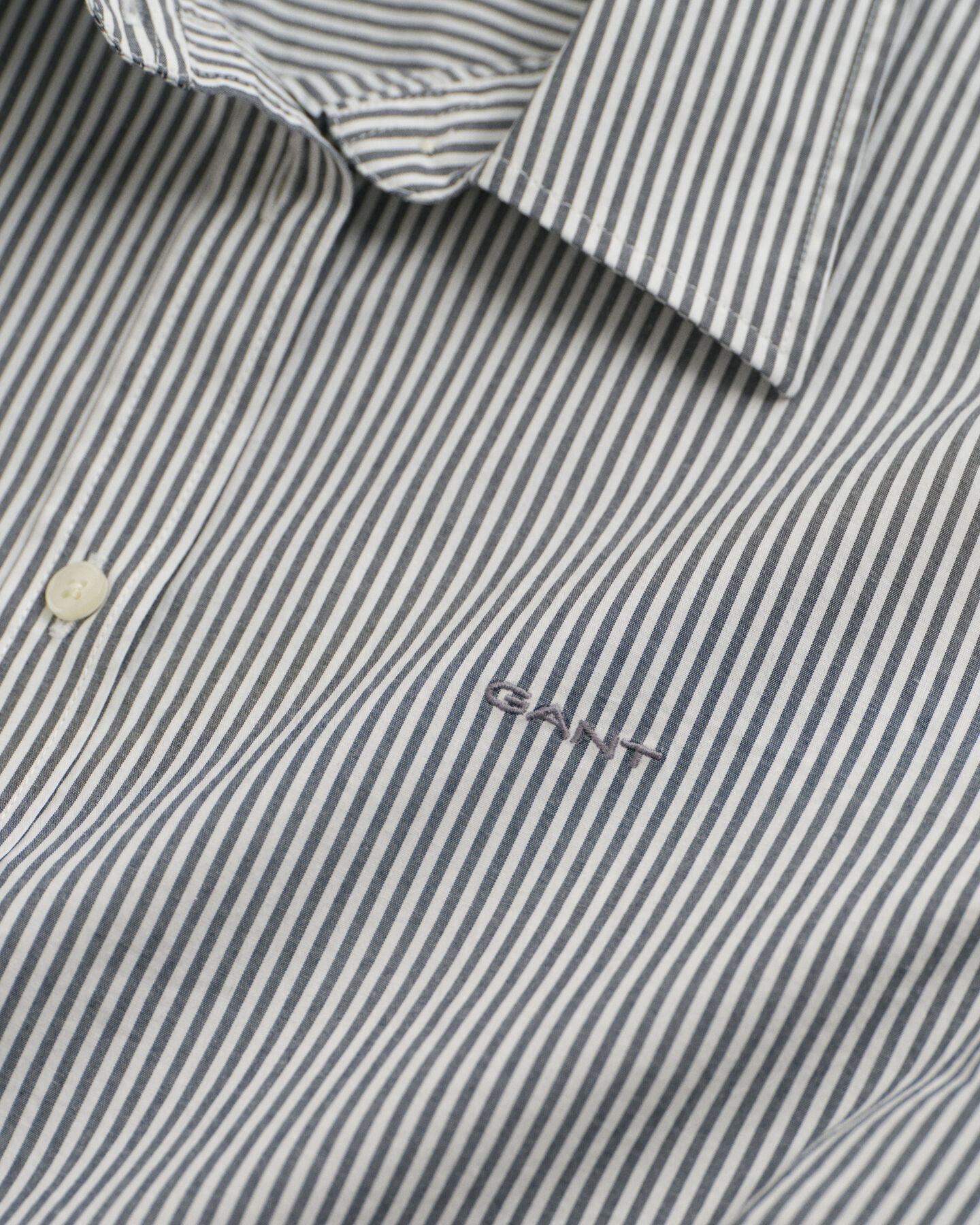 Camisa em popelina às riscas slim fit