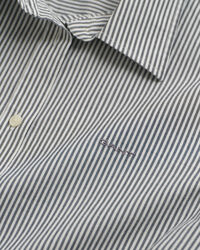 Camisa em popelina às riscas slim fit
