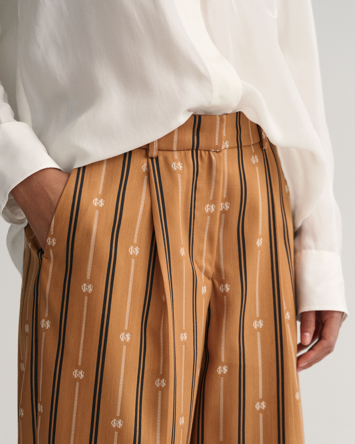 Cal&ccedil;as &agrave;s riscas Monogram relaxed fit