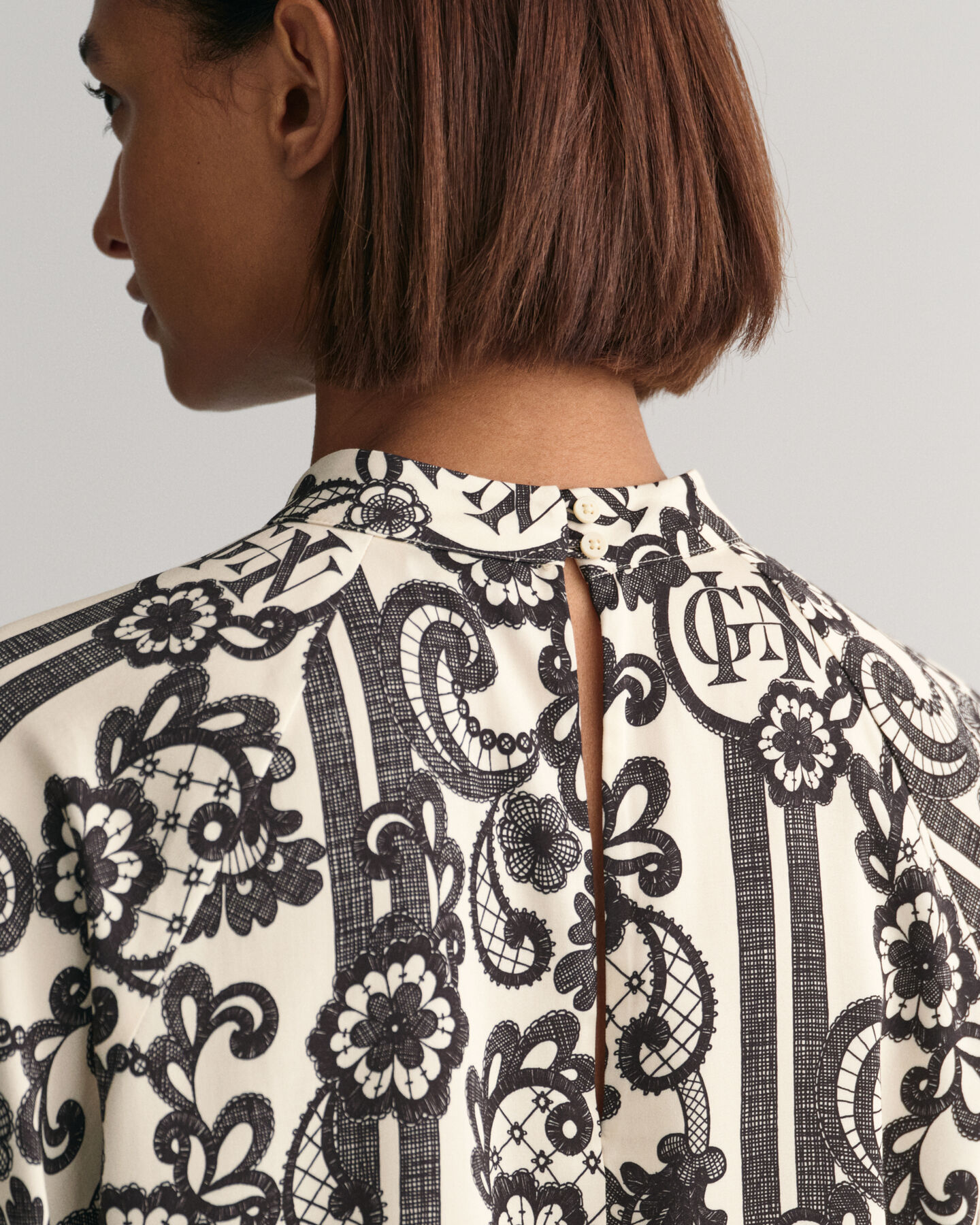 Blusa de gola alta com estampado de renda