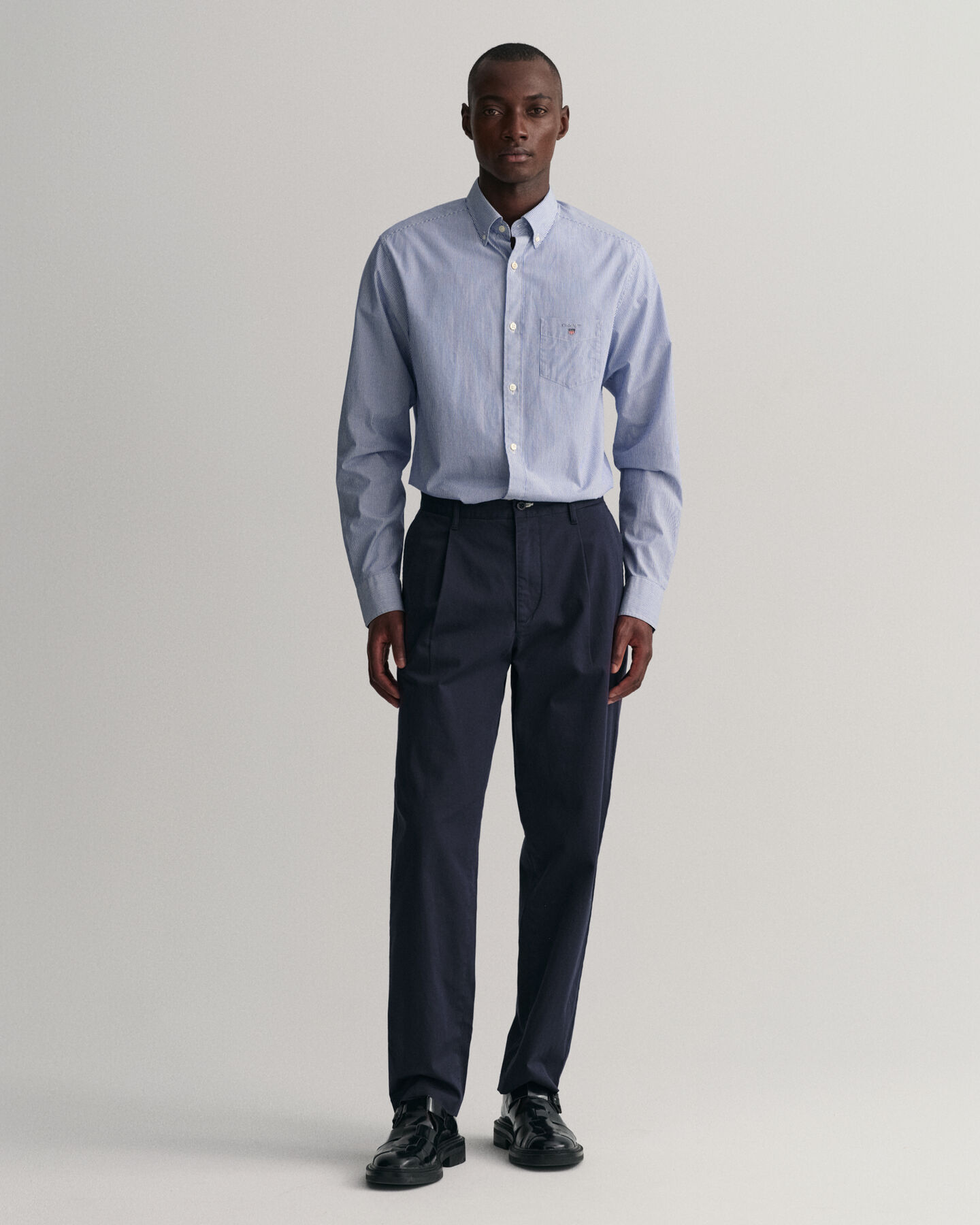 Cal&ccedil;as chino em sarja com pregas slim fit