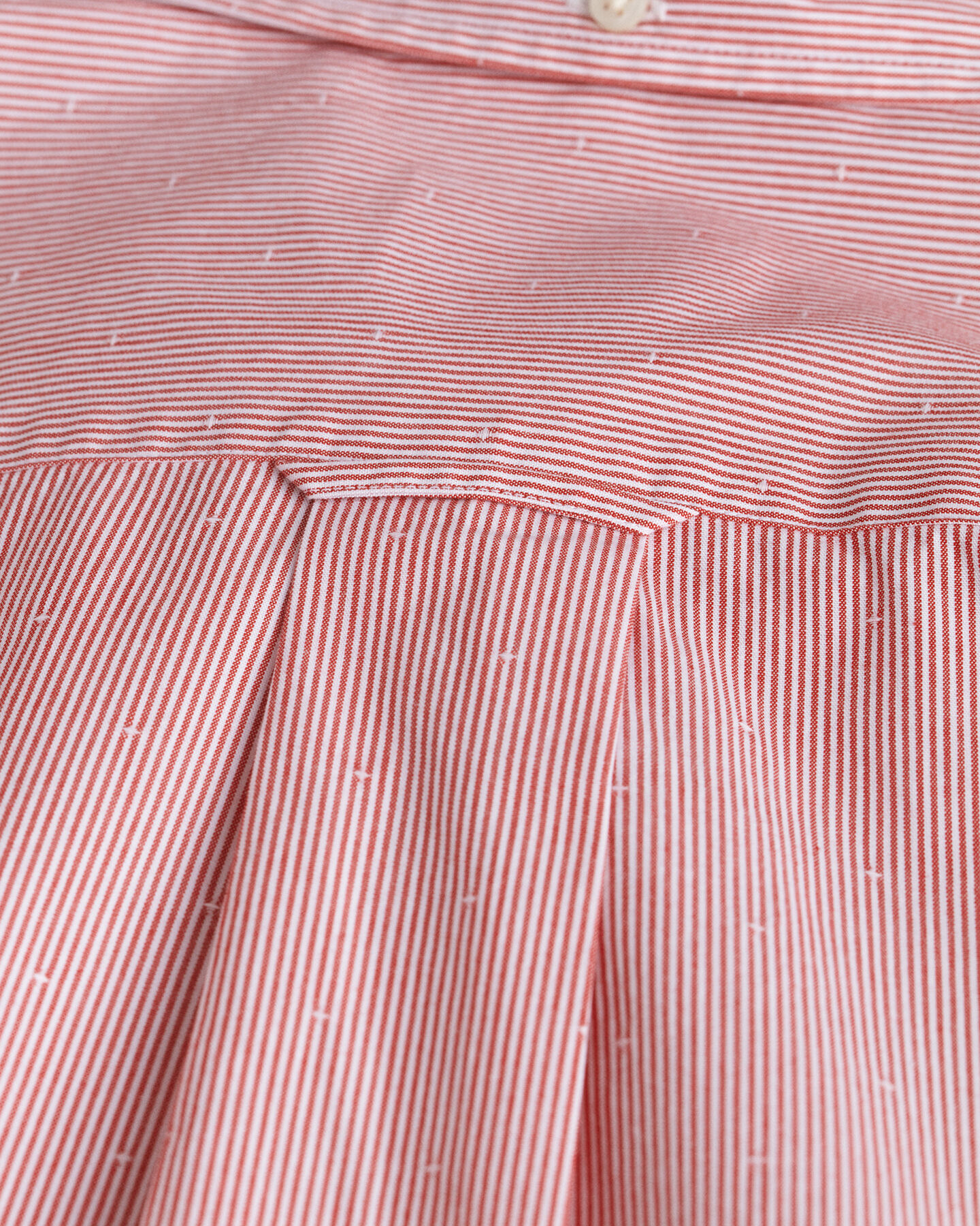 Camisa às bolinhas Dobby e às riscas regular fit