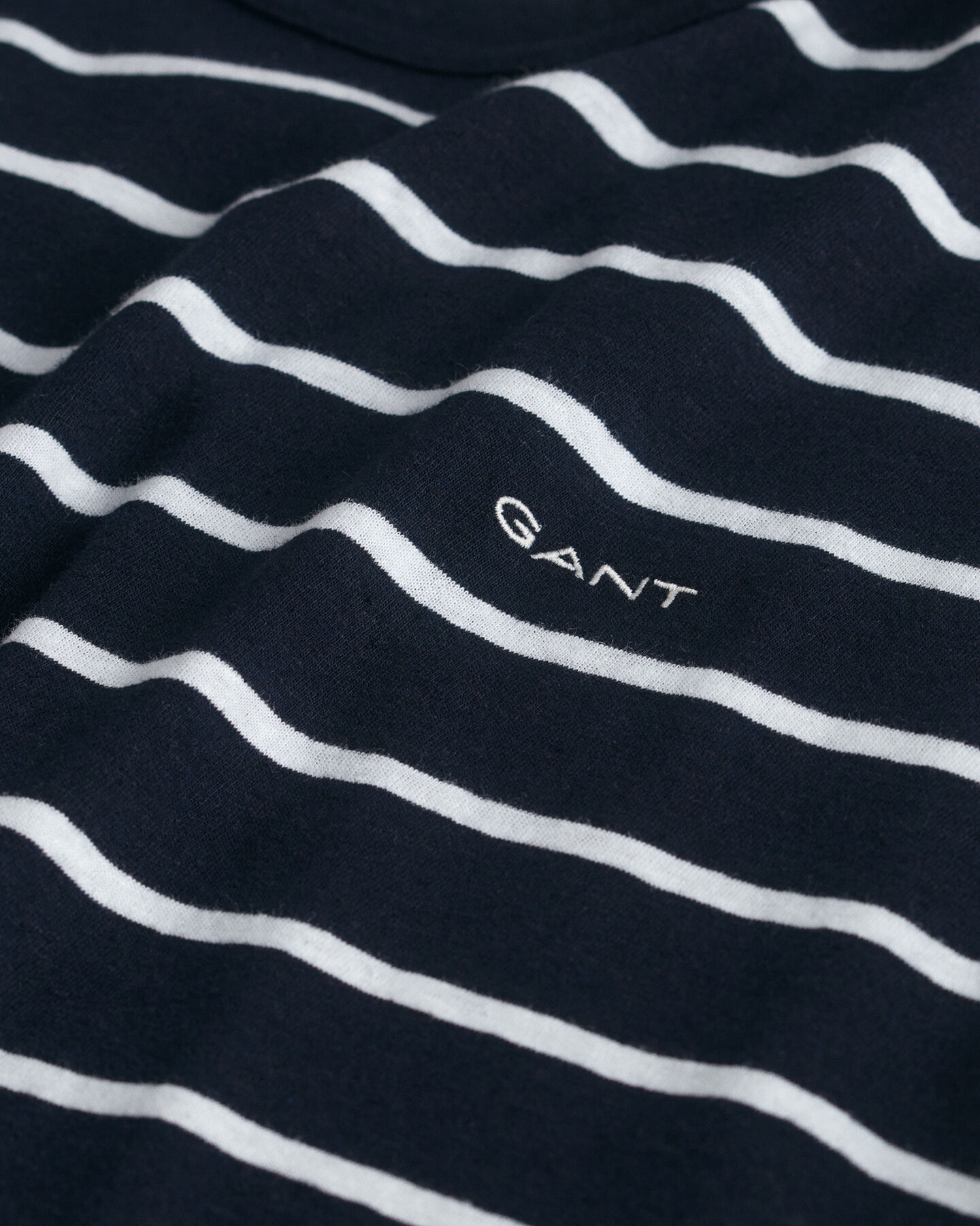 T-shirt em linho e algod&atilde;o &agrave;s riscas