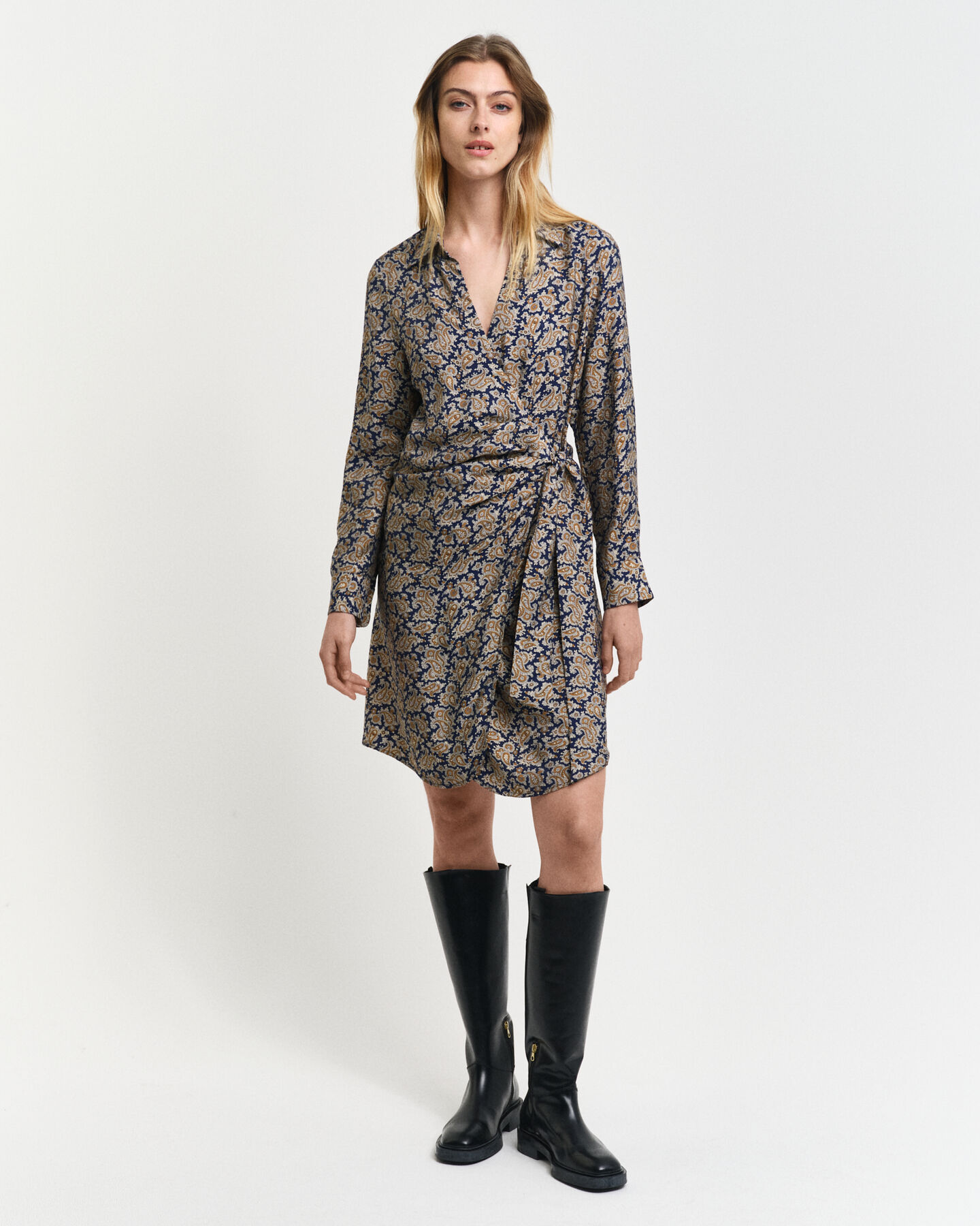 Vestido-camisa de trespasse com padr&atilde;o Paisley