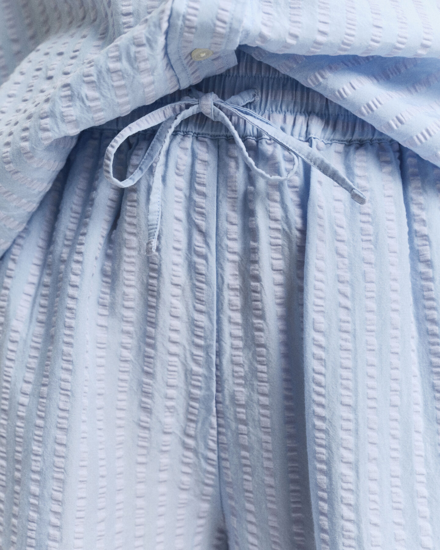 Cal&ccedil;&otilde;es Seersucker &agrave;s riscas no mesmo tom