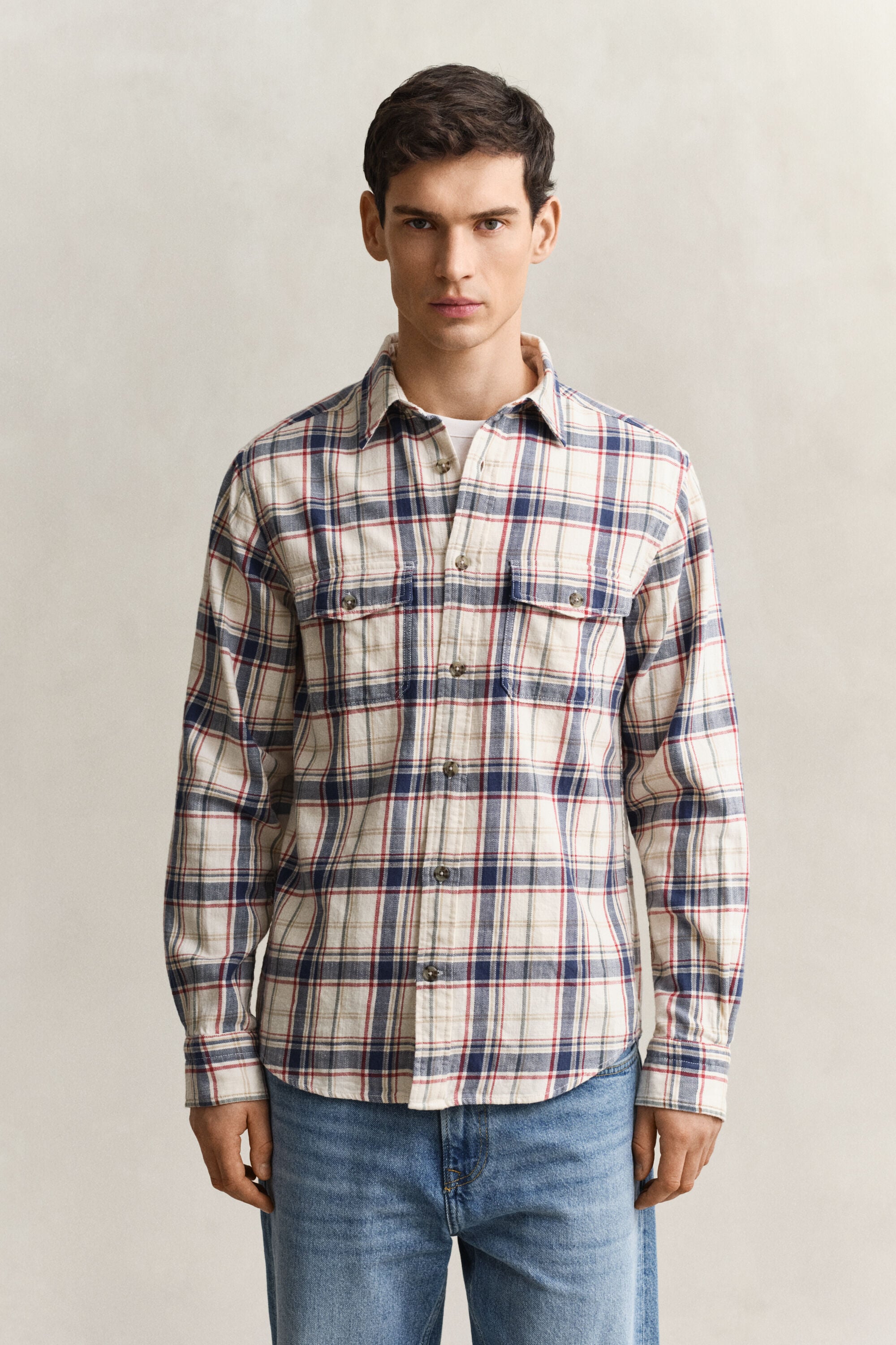 Camisa em sarja com bolsos sobrecosidos