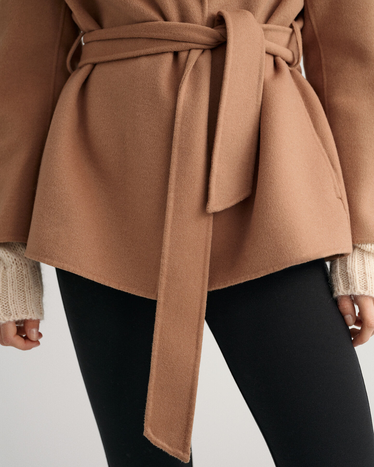 Blazer com cinto cosido à mão