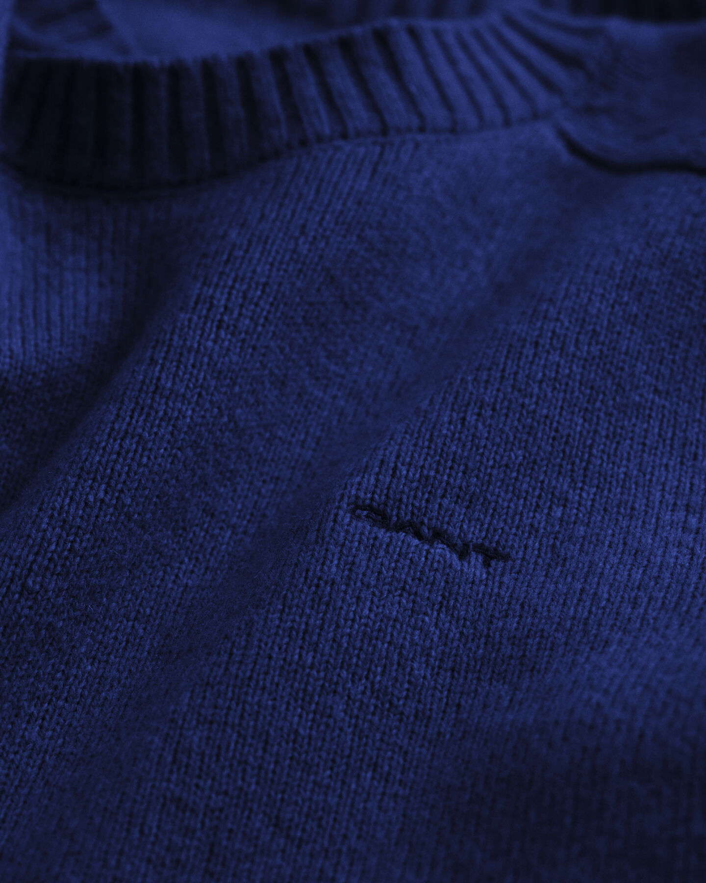 Pulover com decote redondo em lã e ombros com corte saddle