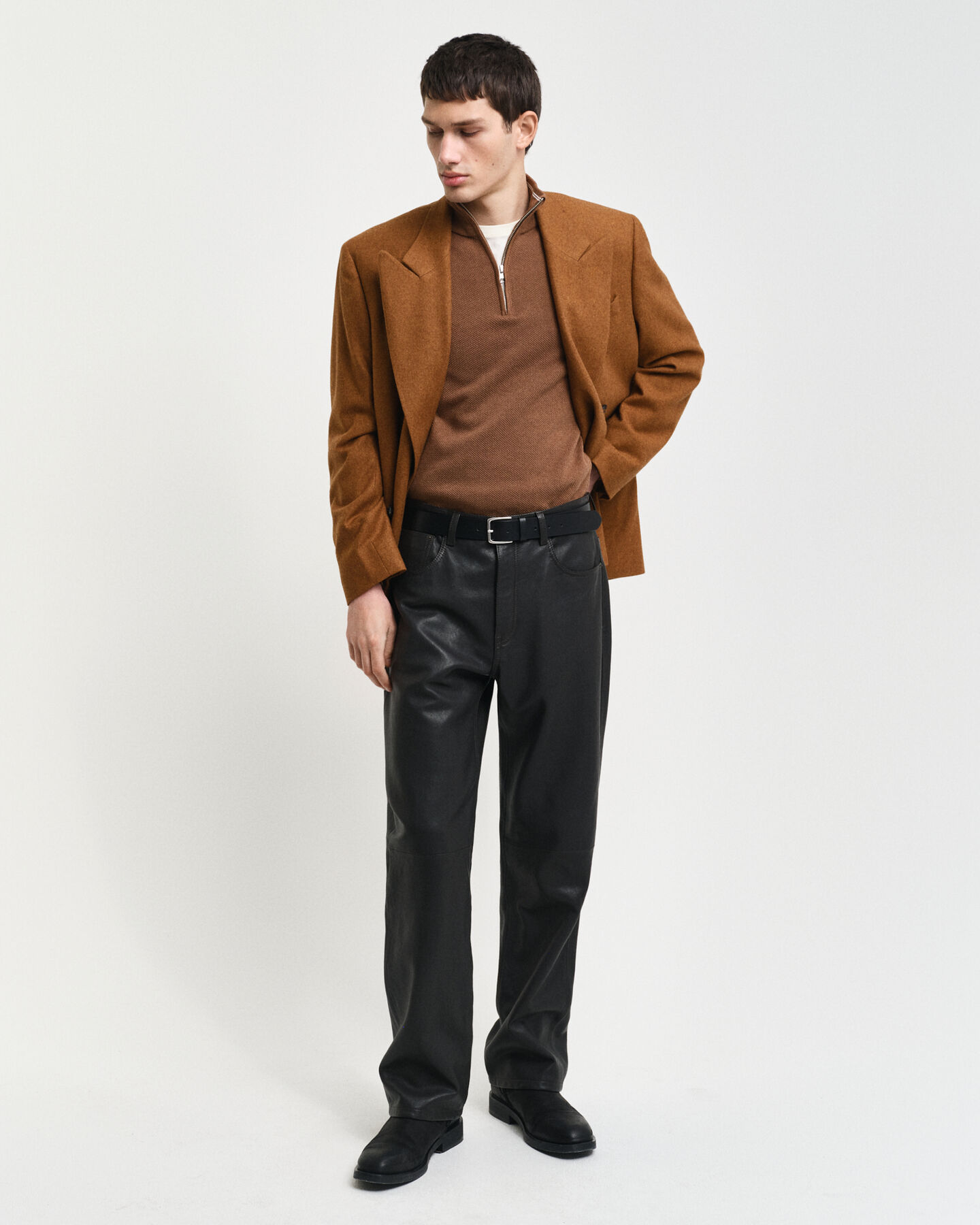 Cal&ccedil;as em pele com 5&nbsp;bolsos