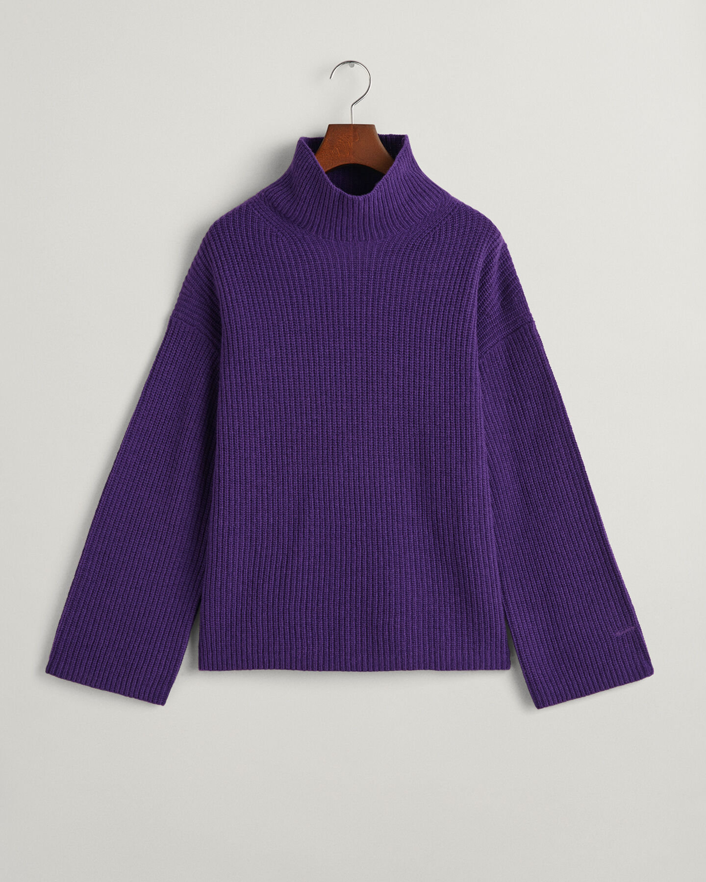 Pulover com gola estilo mao em lã canelada