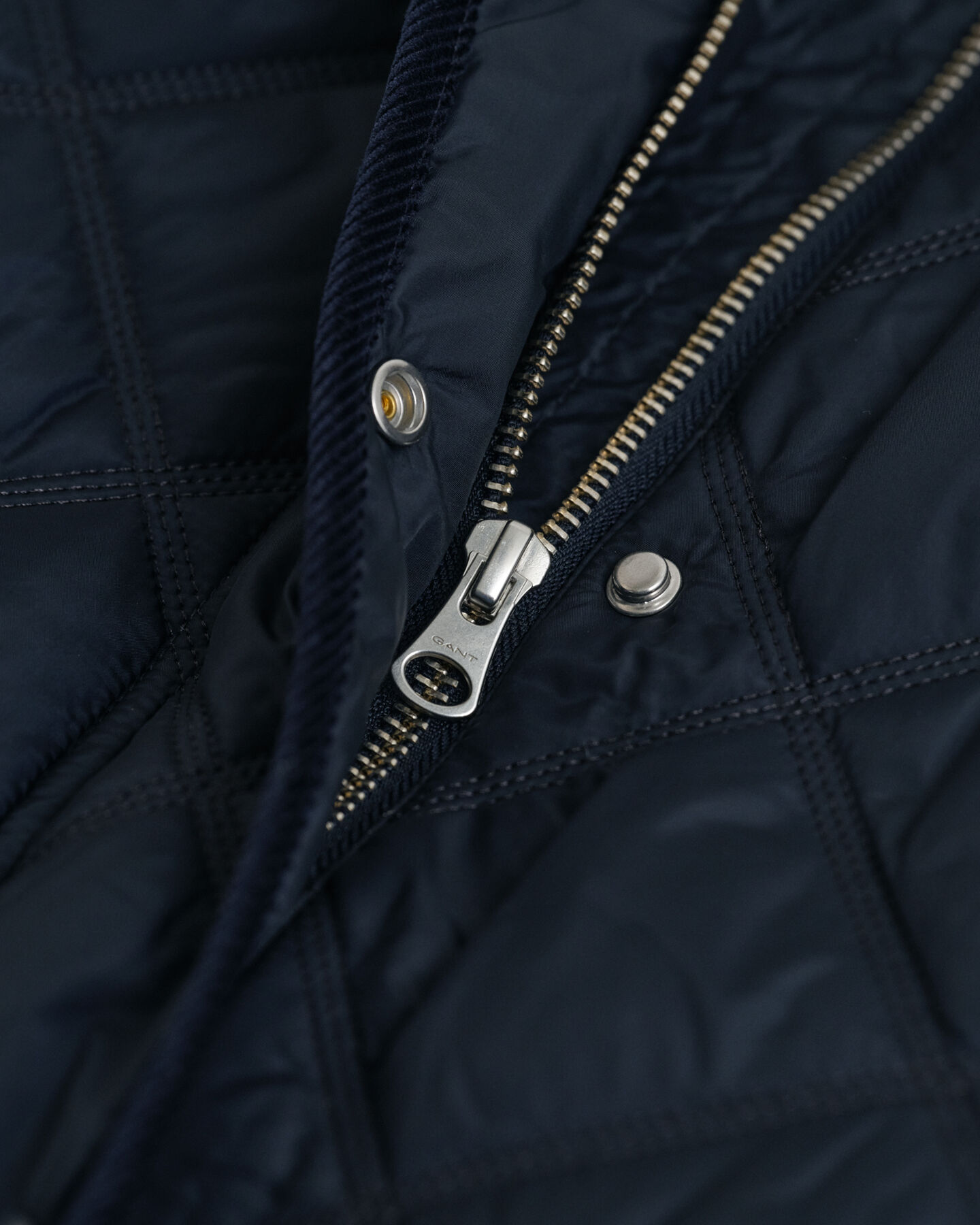 Casaco acolchoado com detalhes em bombazina