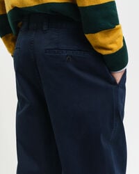 Cal&ccedil;as chino em sarja e algod&atilde;o relaxed fit