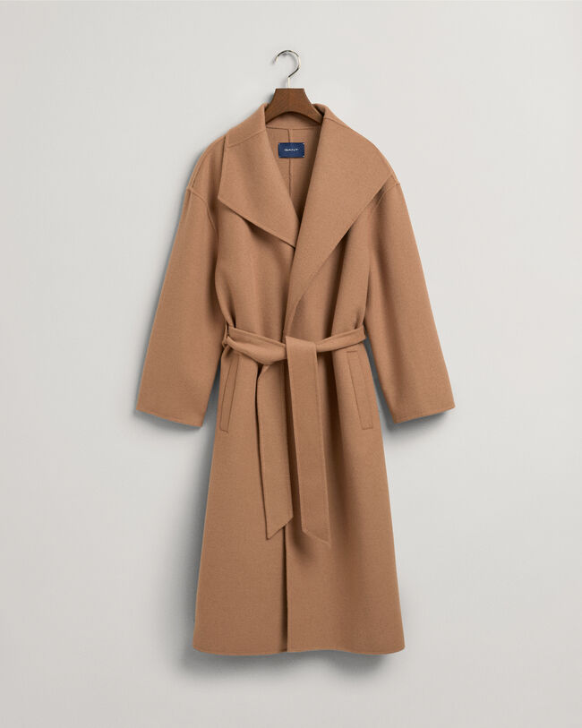 Sobretudo com cinto cosido &agrave; m&atilde;o