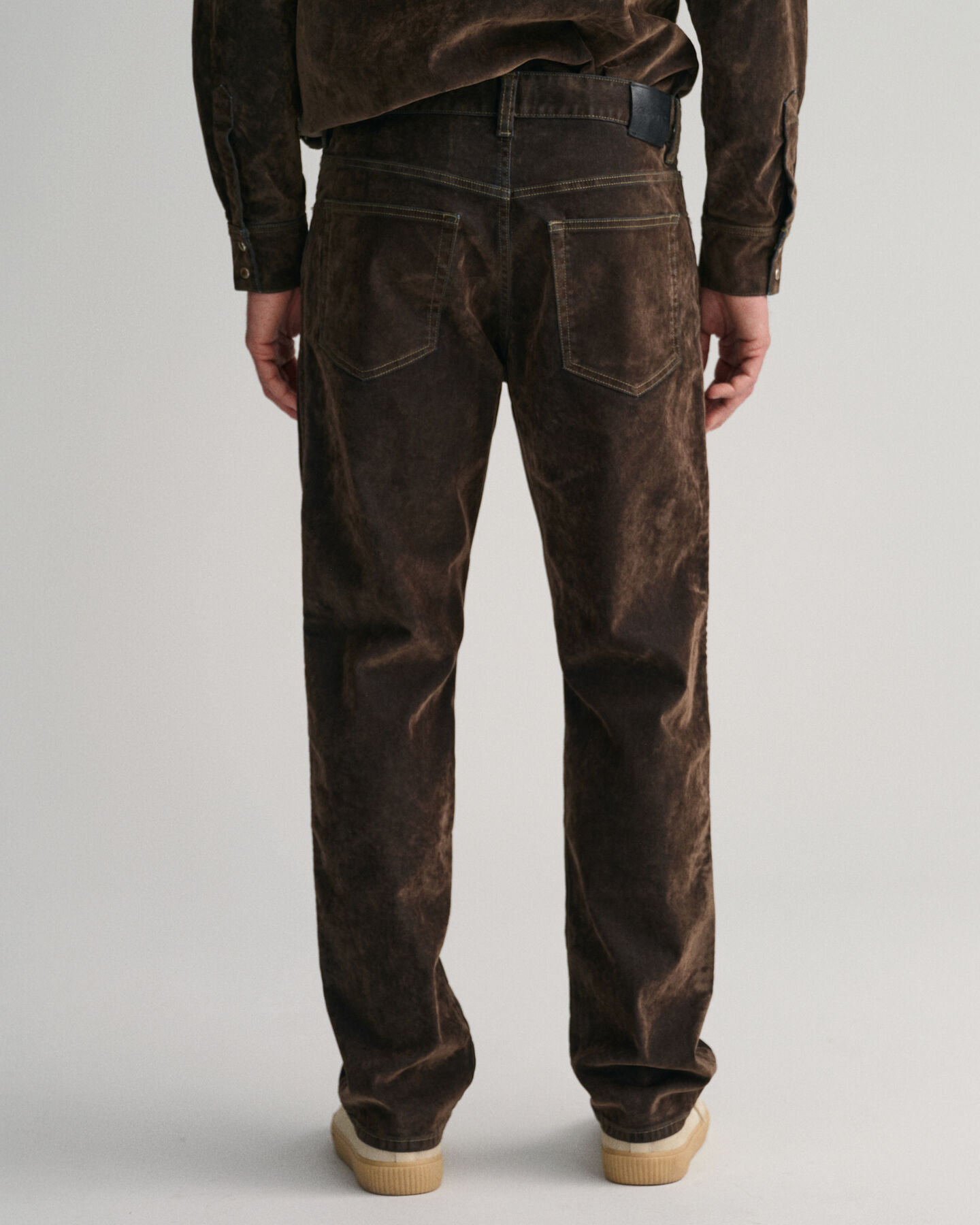 Cal&ccedil;as de ganga com acabamento aveludado Flocked relaxed fit